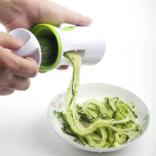 Spaghetti di zucchine ottenuti con lo spiralizzatore Spaghetti di zucchine ottenuti con lo spiralizzatore