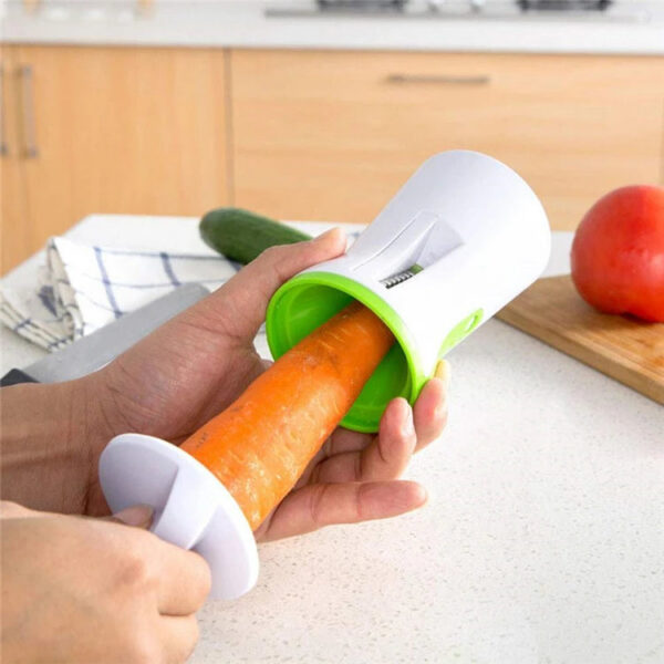 Spiralizzatore mentre lavora una carota Spiralizzatore mentre lavora una carota