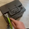 Dimostrazione dello stacca batteria su una batteria reale Dimostrazione dello stacca batteria su una batteria reale