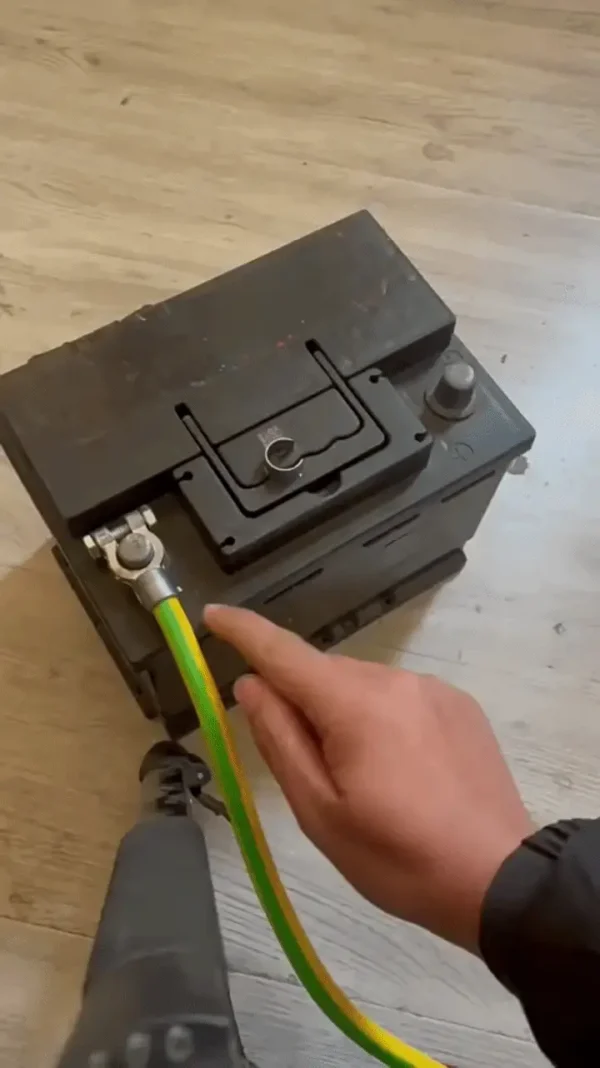 Dimostrazione dello stacca batteria su una batteria reale